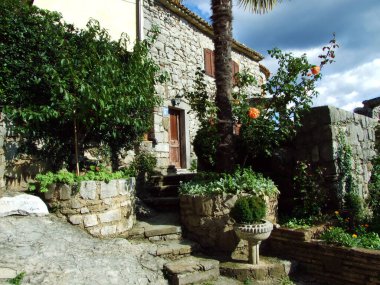 Hum 'dan tarihi ve etnolojik motifler - dünyanın en küçük şehri, Hırvatistan (Povijesni i etnoloski motivi iz Huma u Istri, najmanjeg grada na svijetu - Hum, Hrvatska)