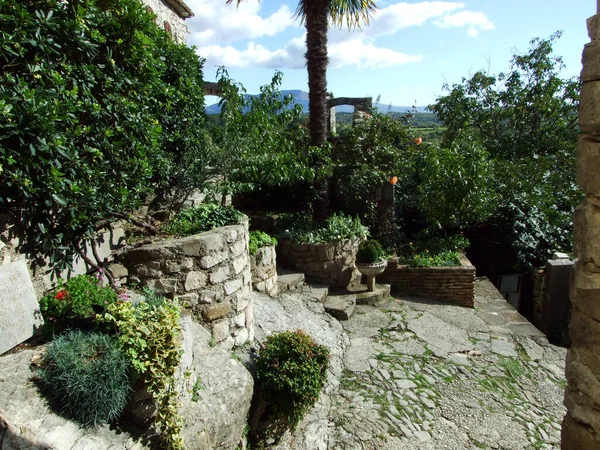 Hum 'dan tarihi ve etnolojik motifler - dünyanın en küçük şehri, Hırvatistan (Povijesni i etnoloski motivi iz Huma u Istri, najmanjeg grada na svijetu - Hum, Hrvatska)