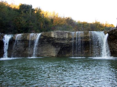 Pazincica Nehri üzerindeki Şelale Pazinski Krov - Pazin, Hırvatistan (Slap Pazinski krov na rijeci Pazincici - Pazin, Hrvatska)