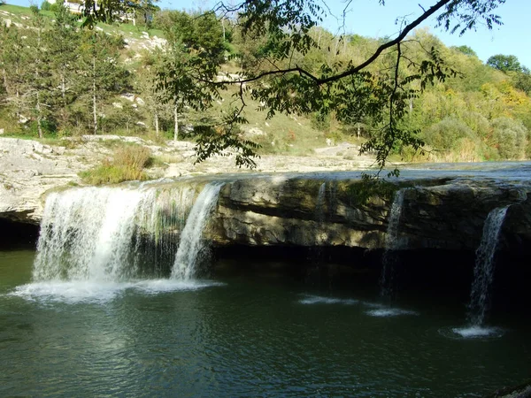 Vattenfall Och Grotta Zarecki Krov Vid Floden Pazincica Pazin Kroatien — Stockfoto