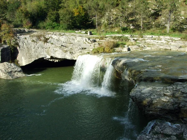 Vattenfall Och Grotta Zarecki Krov Vid Floden Pazincica Pazin Kroatien — Stockfoto