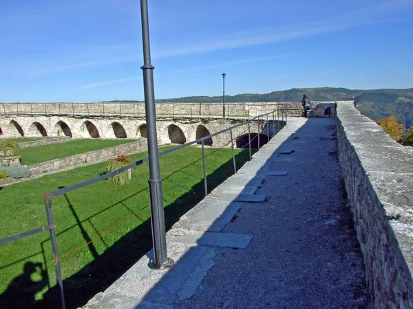 Surları ve kuleleri olan Motovun şehir duvarları - Istria, Hırvatistan (Gradske zidine Motovun ili motovunske zidine sa bedemima i kulama - Istra, Hrvatska)