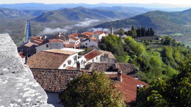 Mirna Nehri Vadisi manzarası ve eski Motovun kasabasından sonbahar sabahı sisi - Hırvatistan (Pogled na dolinu rijeke Mirne i jesenju jutarnju maglu sa starog grada Motovuna - Istra, Hrvatska)