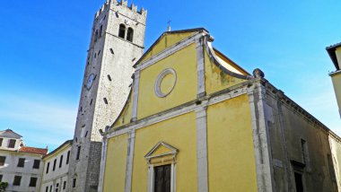 Sv Kilisesi. Stjepan ve Motovun çan kulesi - Istria, Hırvatistan (Zupna crkva Sv. Stjepana i motovunski zvonik - Istra, Hrvatska)