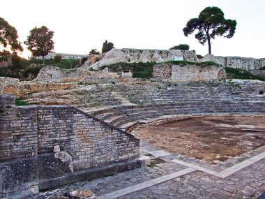 Hırvatistan 'ın Pula kentindeki Küçük Roma Tiyatrosu (Malo rimsko kazaliste u Puli - Istra, Hrvatska)