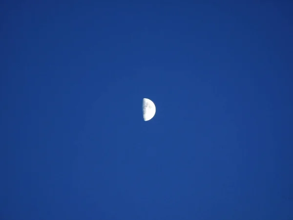 Луна Ясном Вечернем Небе — стоковое фото