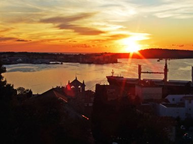 Hırvatistan 'ın Pula Körfezi' nde gün batımı - Istria (Zalazak sunca nad morem u pulskom zaljevu, Pula - Istra, Hrvatska)