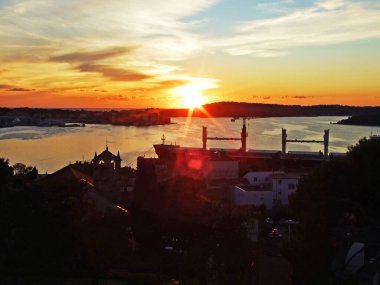 Hırvatistan 'ın Pula Körfezi' nde gün batımı - Istria (Zalazak sunca nad morem u pulskom zaljevu, Pula - Istra, Hrvatska)