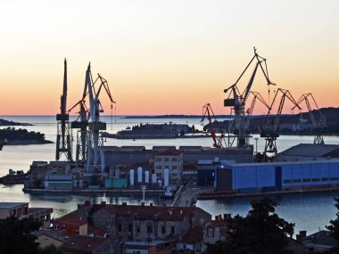 Tersane Uljanik Pula - Hırvatistan 'ın Istria kenti (Pulski skver ili brodogradilist Uljanik u pulskom zaljevu, Pula - Istra, Hrvatska)