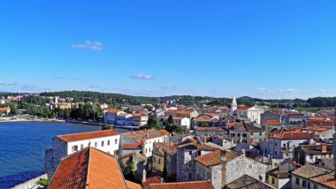 Eski Porec kasabasının panoramik manzarası Euphrasian Bazilikası 'nın çan kulesinden - Istria, Hırvatistan (Panoramski pogled na staru gradsku jezgru Poreca sa Eufrazijeve bazilike - Istra, Hrvatska bazilike)