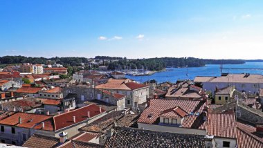 Eski Porec kasabasının panoramik manzarası Euphrasian Bazilikası 'nın çan kulesinden - Istria, Hırvatistan (Panoramski pogled na staru gradsku jezgru Poreca sa Eufrazijeve bazilike - Istra, Hrvatska bazilike)