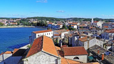 Eski Porec kasabasının panoramik manzarası Euphrasian Bazilikası 'nın çan kulesinden - Istria, Hırvatistan (Panoramski pogled na staru gradsku jezgru Poreca sa Eufrazijeve bazilike - Istra, Hrvatska bazilike)