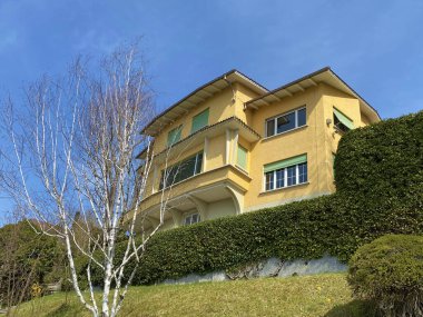 Zürih Gölü üzerinde modern şehir villaları ve modern yerleşim yerleri, Erlenbach ZH - Zürih Kantonu veya Zuerich, İsviçre (Schweiz)