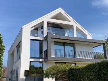 Zürih Gölü üzerinde modern şehir villaları ve modern yerleşim yerleri, Erlenbach ZH - Zürih Kantonu veya Zuerich, İsviçre (Schweiz)
