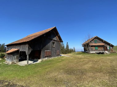 Aile çiftlikleri ve Alptal Vadisi ve Alp nehri boyunca geleneksel kırsal mimari, Einsiedeln - Schwyz Kantonu, İsviçre (Schweiz)