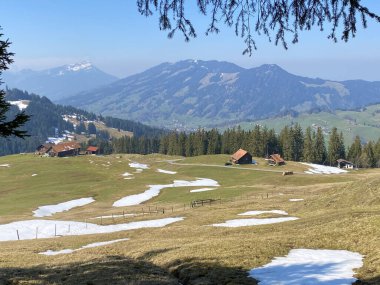 Aile çiftlikleri ve Alptal Vadisi ve Alp nehri boyunca geleneksel kırsal mimari, Einsiedeln - Schwyz Kantonu, İsviçre (Schweiz)