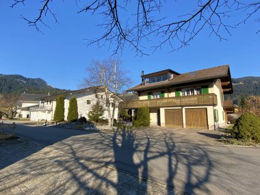 Alptal Alp Vadisi 'ndeki Trachslau köyü ve Alp Nehri boyunca, Einsiedeln - Schwyz Kantonu, İsviçre (Schweiz)