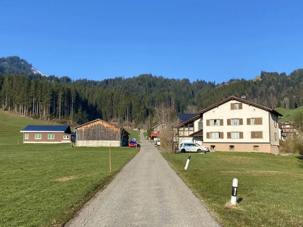 Obec Trachslau Alpském Údolí Podél Řeky Alpy Einsiedeln Kanton Schwyz — Stock fotografie