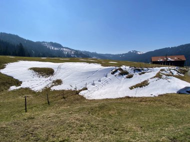 Erken bahar atmosferi ve Alptal Alp Vadisi 'ndeki son kış kalıntıları, Einsiedeln - Schwyz Kantonu, İsviçre (Schweiz)