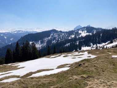 Erken bahar atmosferi ve Alptal Alp Vadisi 'ndeki son kış kalıntıları, Einsiedeln - Schwyz Kantonu, İsviçre (Schweiz)