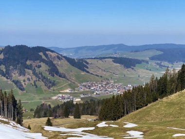 Tepenin tepesinden manzara ve manzara Nuesellstock veya Alptal Vadisi üzerinden Nusellstock, Einsiedeln - Schwyz Kantonu, İsviçre (Schweiz)