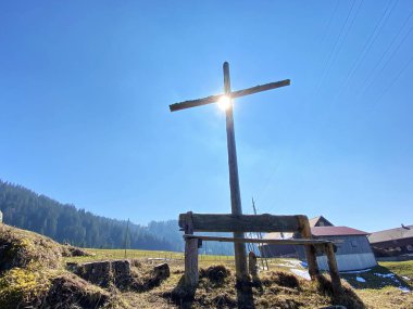 Alptal Alp Vadisi üzerindeki Hristiyan haçı ve gözcüleri, Einsiedeln - Schwyz Kantonu, İsviçre (Schweiz)