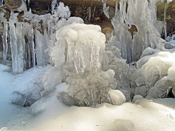 Frühling Schmelzendes Eis Auf Einem Kleinen Alpenbach Rothenthurm Kanton Schwyz — Stockfoto