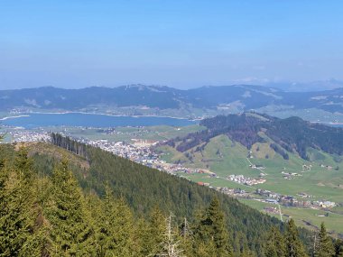 Alptal Alp Vadisi 'nin sonundaki Einsiedeln kasabası ve Sihlsee Rezerv Gölü kıyısındaki Schwyz Kantonu, İsviçre (Schweiz)