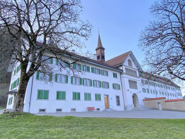 숭배의 수도원 베네딕도 수도원 Kloster Oder Benediktinerinnenkloster Der Ewigen Anbetung — 스톡 사진