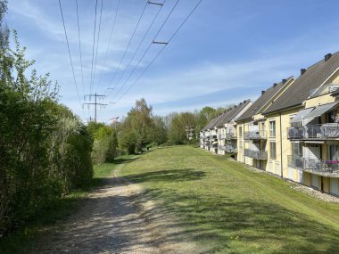 Glatt Nehri boyunca dinlenme yolları ve küçük göl ve göletleri geçince - Zuerich veya Zürih, İsviçre (Schweiz)