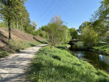 Glatt Nehri boyunca dinlenme yolları ve küçük göl ve göletleri geçince - Zuerich veya Zürih, İsviçre (Schweiz)