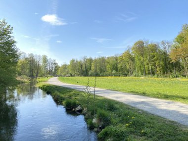 Glatt Nehri boyunca dinlenme yolları ve küçük göl ve göletleri geçince - Zuerich veya Zürih, İsviçre (Schweiz)