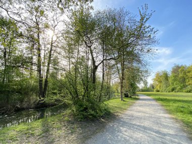 Glatt Nehri boyunca dinlenme yolları ve küçük göl ve göletleri geçince - Zuerich veya Zürih, İsviçre (Schweiz)