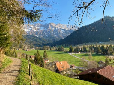 Ruemlig veya Rumlig Nehri boyunca uzanan Eigental Alp Vadisi, İsviçre 'nin Lucerne Kantonu (Kanton Luzern, Schweiz)