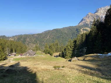 Eigental vadisinde geleneksel kırsal mimari ve aile çiftlik hayvanları çiftlikleri, Eigental - Lucerne Kantonu, İsviçre (Kanton Luzern, Schweiz)
