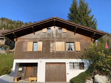 Eigental vadisinde geleneksel kırsal mimari ve aile çiftlik hayvanları çiftlikleri, Eigental - Lucerne Kantonu, İsviçre (Kanton Luzern, Schweiz)