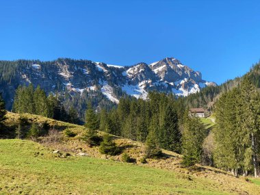 Eigental Vadisi 'nden Rottosse veya Rot Dossen ve Gnepfstein Mittagguepfi, Eigenthal - İsviçre' nin Lucerne Kantonu (Kanton Luzern, Schweiz)