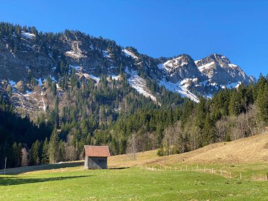 Eigental Vadisi 'nden Rottosse veya Rot Dossen ve Gnepfstein Mittagguepfi, Eigenthal - İsviçre' nin Lucerne Kantonu (Kanton Luzern, Schweiz)