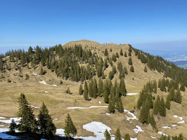 Alpejskie Wzgórze Górskie Raegeflueeli Oder Ragenflueli Lub Regenflueli Nad Doliną — Zdjęcie stockowe