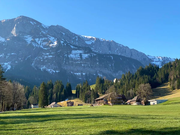 Traditionele Landelijke Architectuur Familieveehouderijen Het Eigental Eigenthal Kanton Luzern Zwitserland — Stockfoto