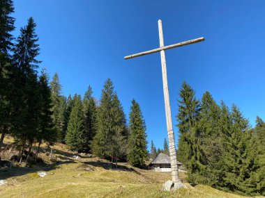 Eigental Alp Vadisi üzerinde Hristiyan haçı ve gözcüler, Einsiedeln - Schwyz Kantonu, Eigenthal - Lucerne Kantonu, İsviçre (Kanton Luzern, Schweiz)