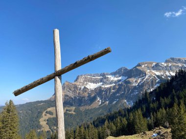 Eigental Alp Vadisi üzerinde Hristiyan haçı ve gözcüler, Einsiedeln - Schwyz Kantonu, Eigenthal - Lucerne Kantonu, İsviçre (Kanton Luzern, Schweiz)