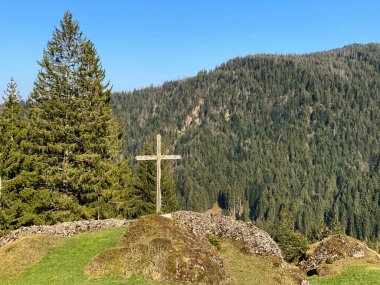 Eigental Alp Vadisi üzerinde Hristiyan haçı ve gözcüler, Einsiedeln - Schwyz Kantonu, Eigenthal - Lucerne Kantonu, İsviçre (Kanton Luzern, Schweiz)