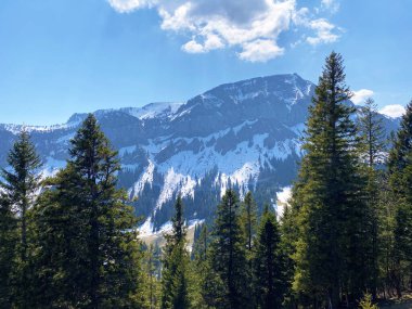Eigental Alp Vadisi 'nin üzerindeki Pilatus Dağı, İsviçre' nin Lucerne Kantonu (Kanton Luzern, Schweiz)