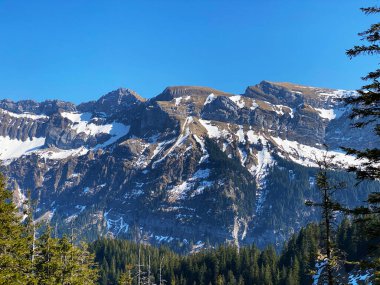 Pilatus Dağı 'ndaki Tomlishorn ve Widderfeld tepeleri veya Pilatus Dağı, Eigenthal - Lucerne Kantonu (Kanton Luzern, Schweiz)