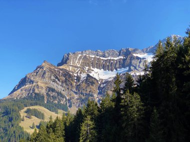 Dağ kitlesi Pilatus 'ta Klimsenhorn, Esel ve Tomlishorn tepeleri veya Pilatus Dağı, Eigenthal - İsviçre' nin Lucerne Kantonu (Kanton Luzern, Schweiz)
