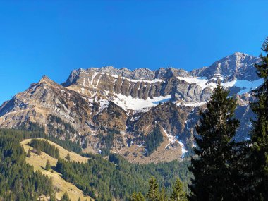 Dağ kitlesi Pilatus 'ta Klimsenhorn, Esel ve Tomlishorn tepeleri veya Pilatus Dağı, Eigenthal - İsviçre' nin Lucerne Kantonu (Kanton Luzern, Schweiz)