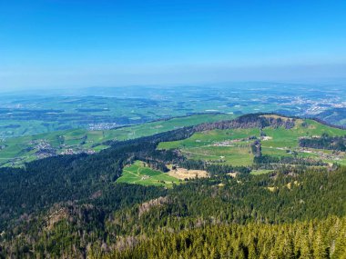 Eigental Vadisi 'ndeki Raegeflueeli ya da Ragenflueli tepesinden bakıldığında, İsviçre' nin Lucerne Kantonu (Kanton Luzern, Schweiz)