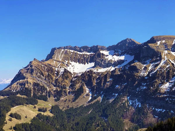 瑞士卢塞恩州Eigenthal山区 Kanton Luzern Schweiz 的高山峰Klimsenhorn Esel和Tomlishorn — 图库照片