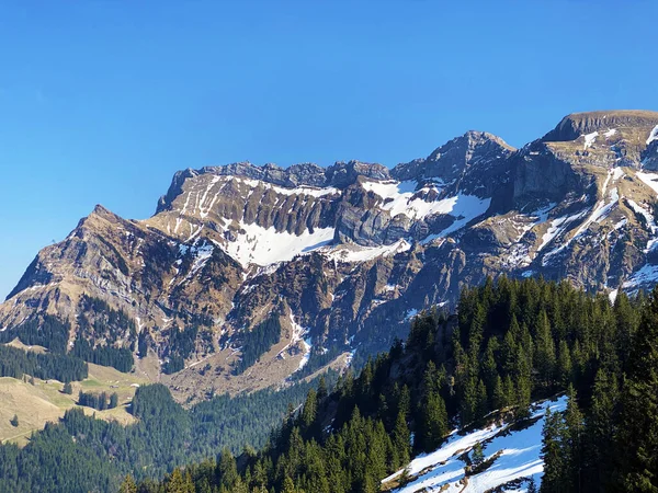 瑞士卢塞恩州Eigenthal山区 Kanton Luzern Schweiz 的高山峰Klimsenhorn Esel和Tomlishorn — 图库照片